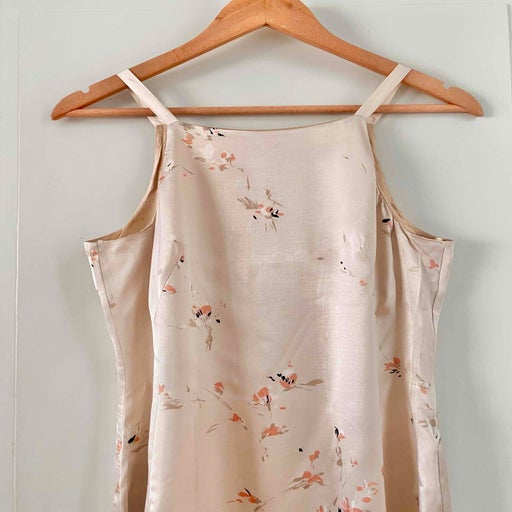 Robe à fleurs en satin 