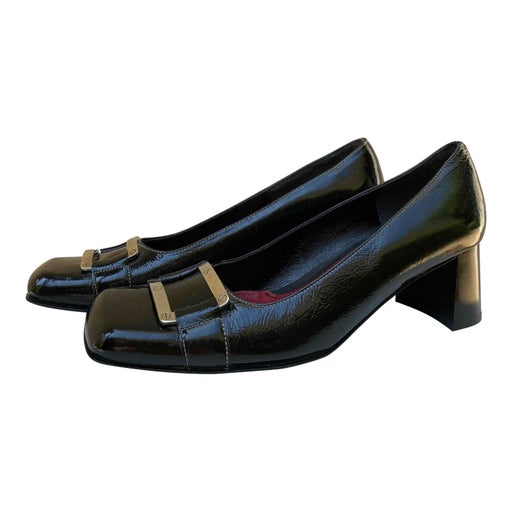 Leather pumps