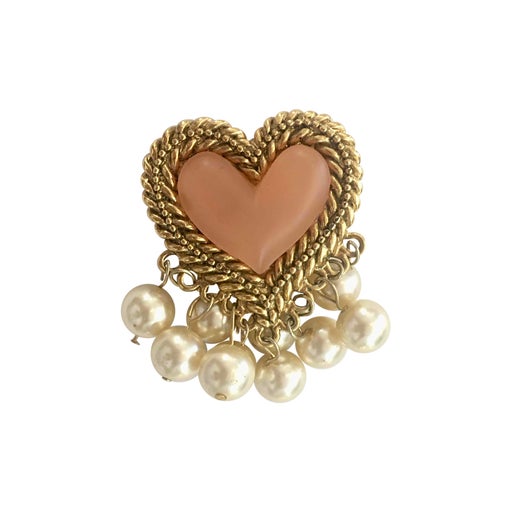 Brooch in golden metal and pearls