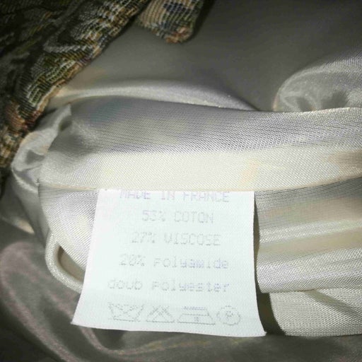 Veste courte à fleurs et légère. Jolis boutons.