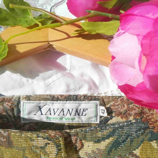 Veste courte à fleurs et légère. Jolis boutons.
