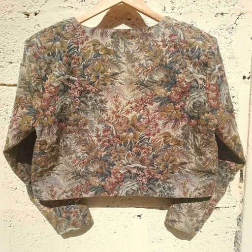Veste courte à fleurs et légère. Jolis boutons.