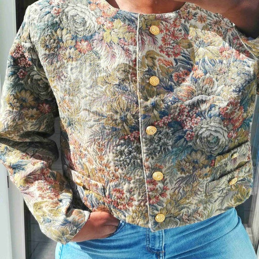 Veste courte à fleurs et légère. Jolis boutons.