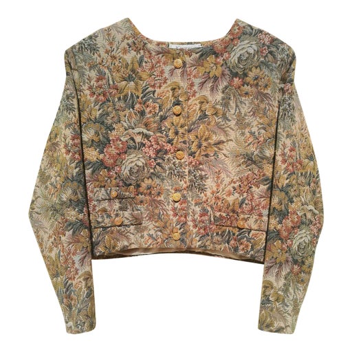 Veste courte à fleurs et légère. Jolis boutons.