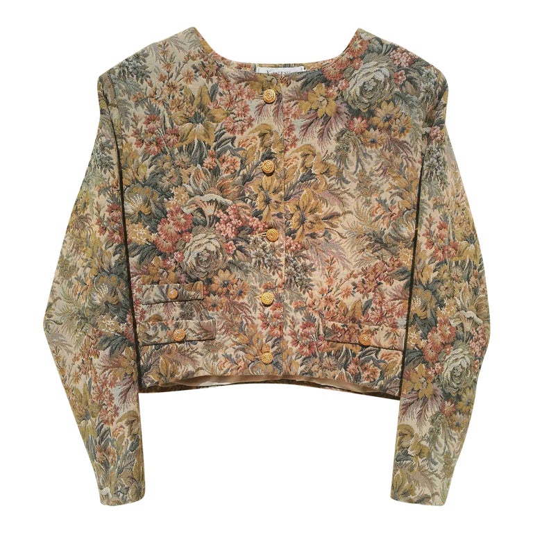Veste courte à fleurs et légère. Jolis boutons.