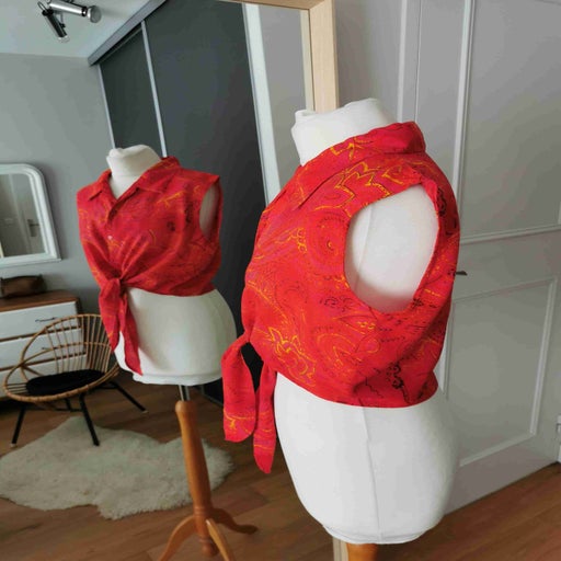 Top court sans manches. A motifs abstraits
En