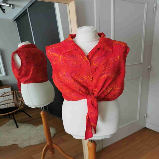 Top court sans manches. A motifs abstraits
En