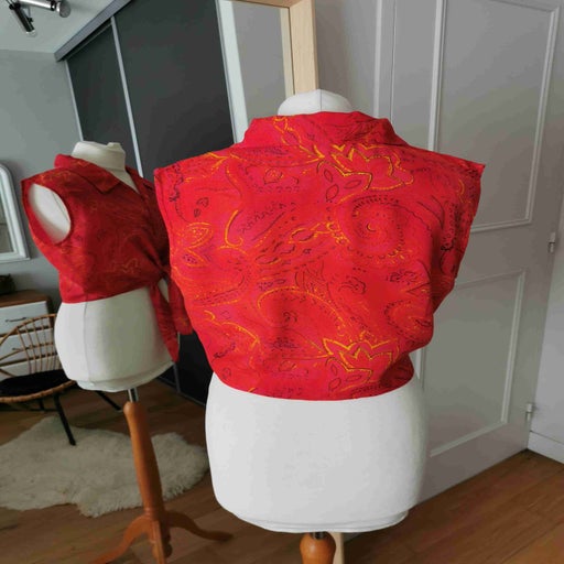 Top court sans manches. A motifs abstraits
En