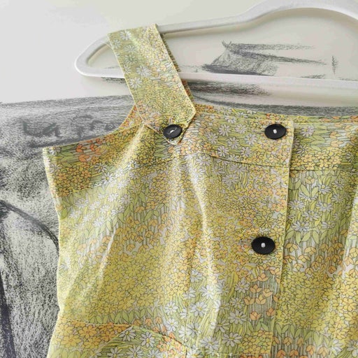 Robe à petites fleurs entièrement boutonnée
À