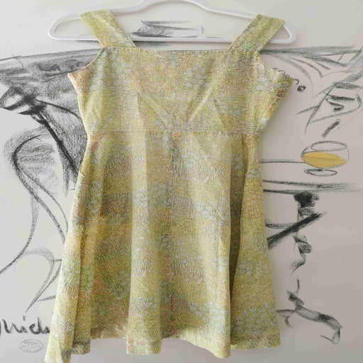 Robe à petites fleurs entièrement boutonnée
À