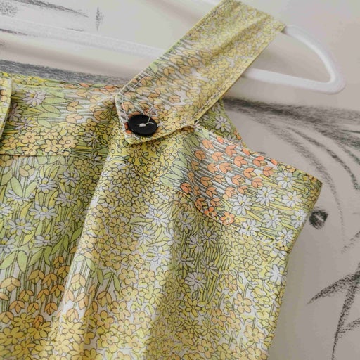 Robe à petites fleurs entièrement boutonnée
À