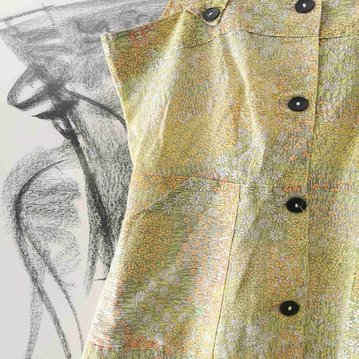 Robe à petites fleurs entièrement boutonnée
À