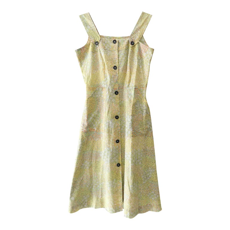 Robe à petites fleurs entièrement boutonnée
À