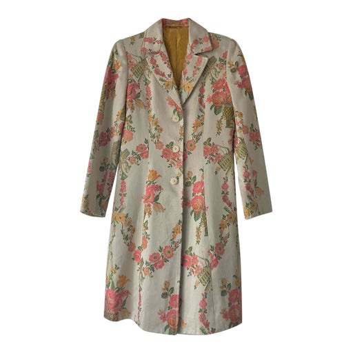 Trench coat with embroidered flowers.