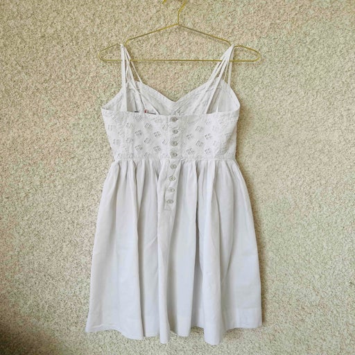 Robe en coton brodé