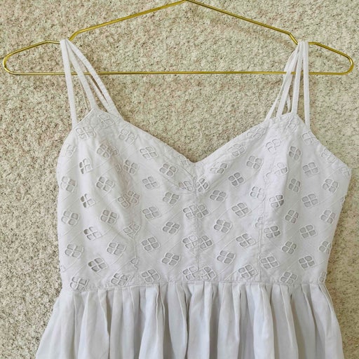 Robe en coton brodé
