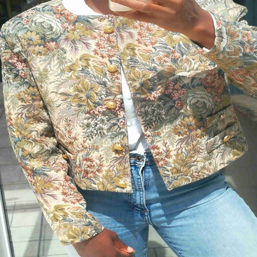 Veste courte à fleurs et légère. Jolis boutons.