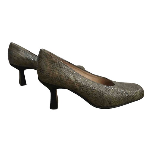 Leather pumps