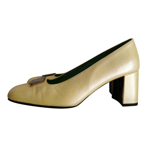 Leather pumps