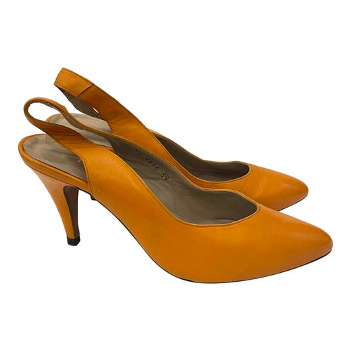 Leather pumps