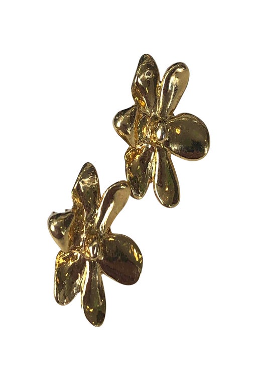 Clip-on earrings in gold metal.