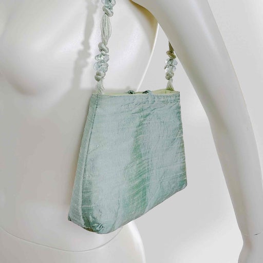 Mini sac en soie shantung vert d'eau et perles