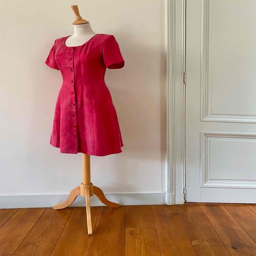Robe damassée à fleurs