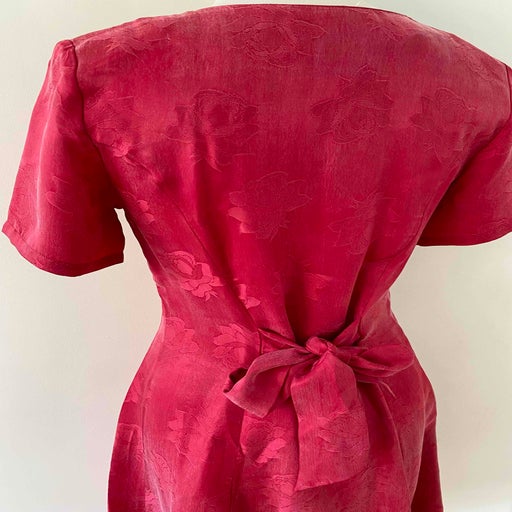Robe damassée à fleurs