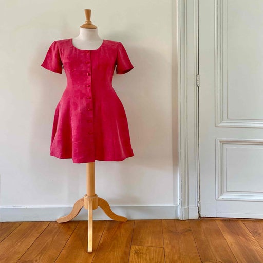 Robe damassée à fleurs