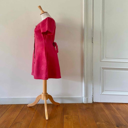 Robe damassée à fleurs