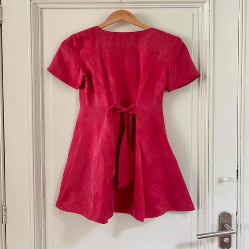 Robe damassée à fleurs