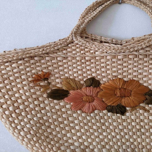 Panier en paille à fleurs