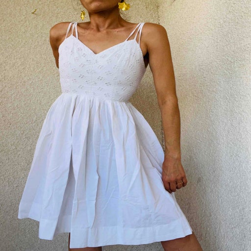 Robe en coton brodé