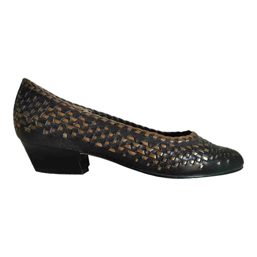 Leather pumps