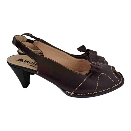 Leather pumps