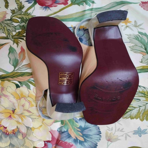 Leather pumps