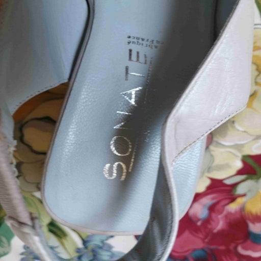 Leather pumps
