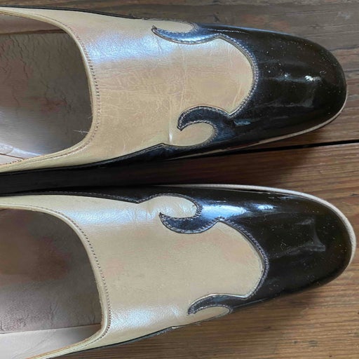 Leather pump