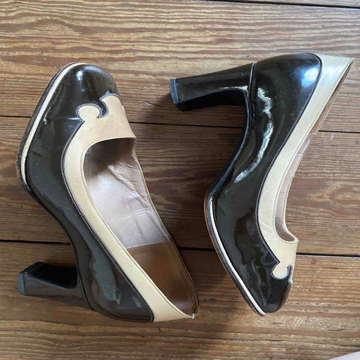 Leather pump