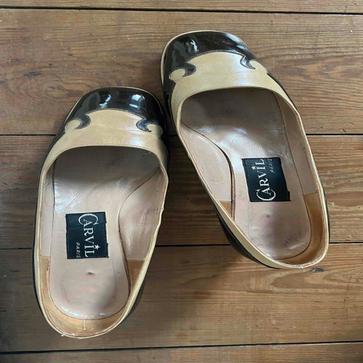 Leather pump