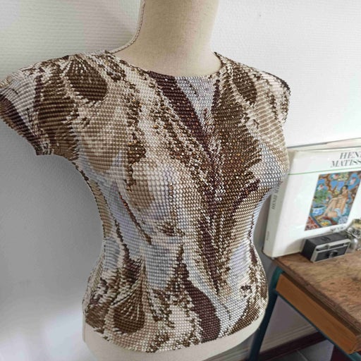 Sequined popcorn top
