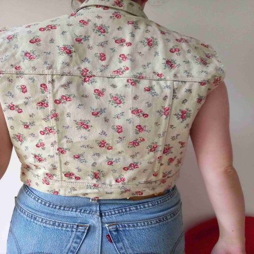 Floral sleeveless jacket