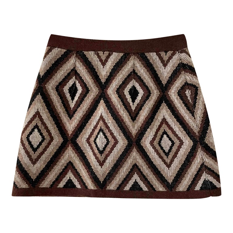 Short wool skirt
