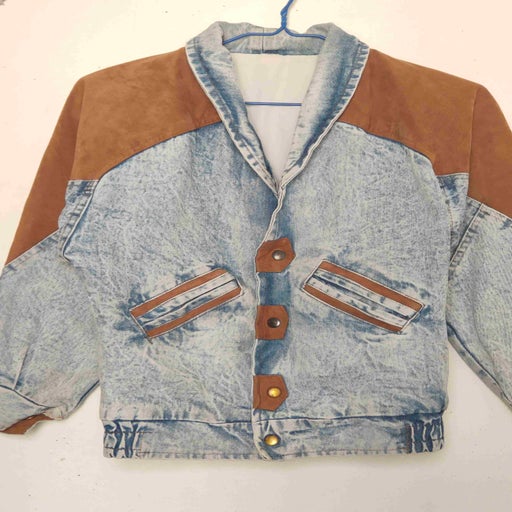 Veste en jean couleur bleu délavé. Empiècements