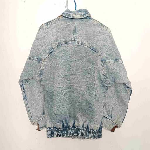 Veste en jean couleur bleu délavé. Empiècements