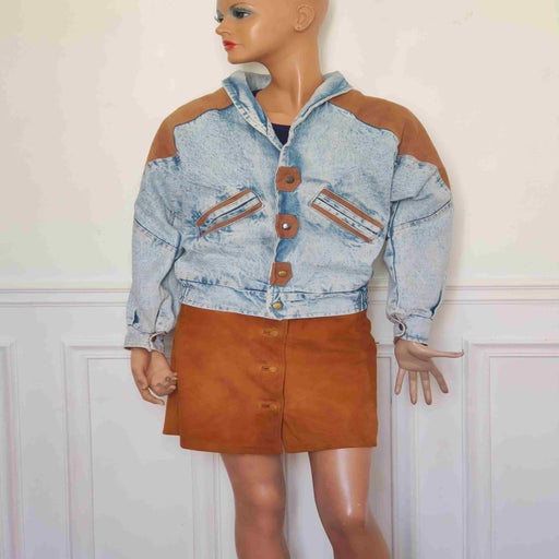 Veste en jean couleur bleu délavé. Empiècements