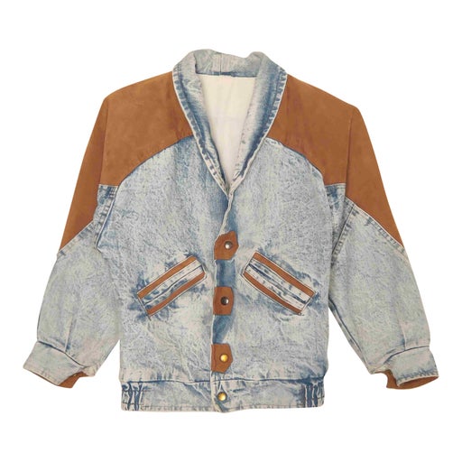 Veste en jean couleur bleu délavé. Empiècements