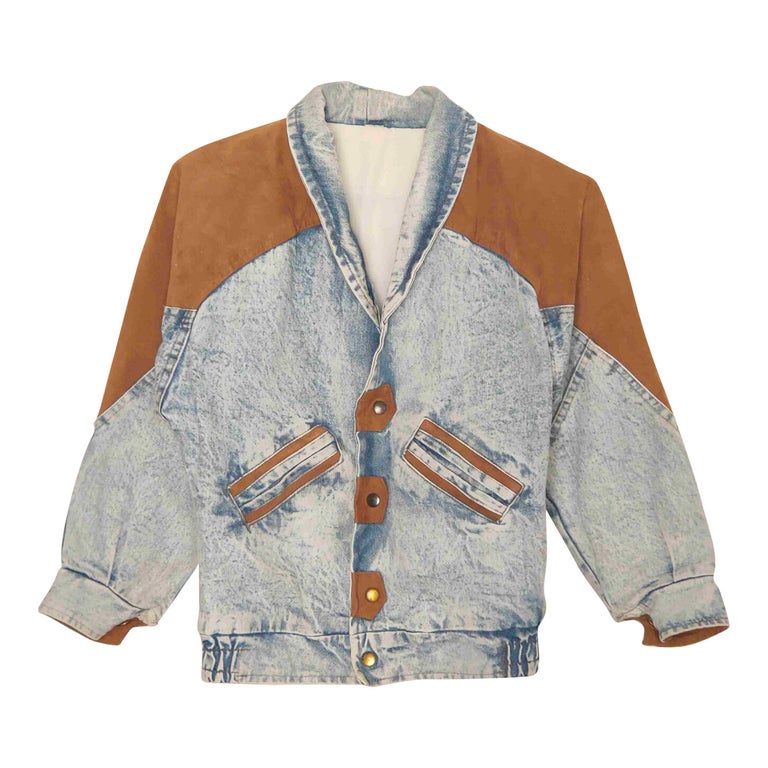 Veste en jean couleur bleu délavé. Empiècements
