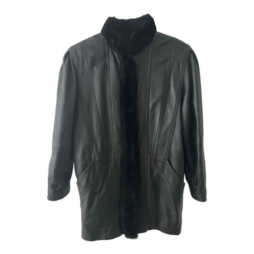 Black lambskin jacket. Faux fur collar.