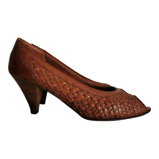 Leather pumps